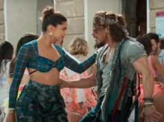 Shah Rukh Khan dances along with Deepika Padukone in the song Jhoome Jo Pathaan.