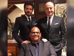 Anil Kapoor breaks down after being called on stage by Anupam Kher to speak about Satish Kaushik, watch video